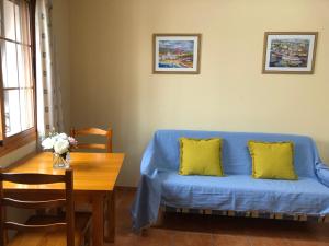 A seating area at Apartamentos Cantarero Maro Nerja