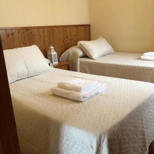A bed or beds in a room at Apartamentos Cantarero Maro Nerja