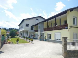 Das Gebäude in dem sich die Ferienwohnung befindet