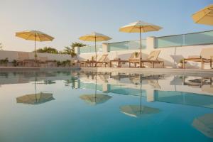 een zwembad met stoelen en parasols bij Peratzada in Tsilivi