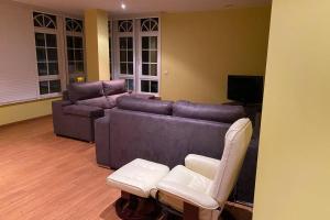 sala de estar con sofá y 2 sofás en Apartamento de 4 dormitorios en Camariñas, en Camariñas