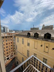 uma vista da varanda de um edifício com pássaros no telhado em Genoa Lux Apartments with parking em Gênova