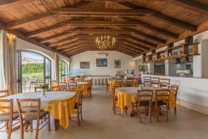- un restaurant avec des tables et des chaises dans une salle dans l'établissement Villa Gloria, à Poreč