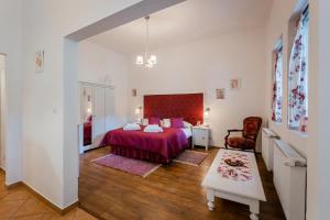 1 dormitorio con 1 cama y 1 mesa en una habitación en Penzion U Babky bylinkářky, en Kutná Hora