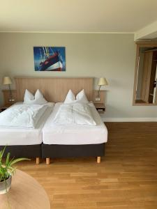 Postel nebo postele na pokoji v ubytování BE BIO Hotel be natural - direkt am Wasser