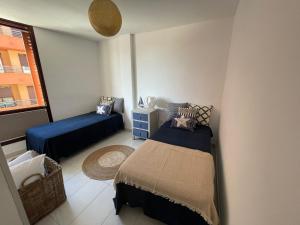 - une petite chambre avec 2 lits et une fenêtre dans l'établissement Welcome to the Beach. El Medano Royal Plaza, à El Médano