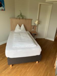 Postel nebo postele na pokoji v ubytování BE BIO Hotel be natural - direkt am Wasser