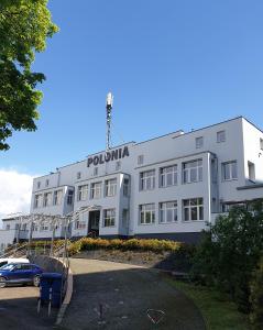 ein Gebäude mit einem davor geparkt in der Unterkunft Polonia in Misdroy