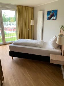 Postel nebo postele na pokoji v ubytování BE BIO Hotel be natural - direkt am Wasser