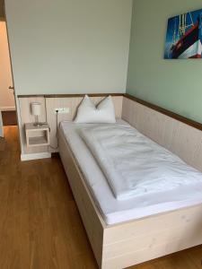 Postel nebo postele na pokoji v ubytování BE BIO Hotel be natural - direkt am Wasser