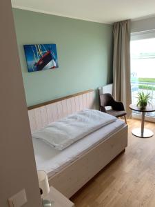 Postel nebo postele na pokoji v ubytování BE BIO Hotel be natural - direkt am Wasser