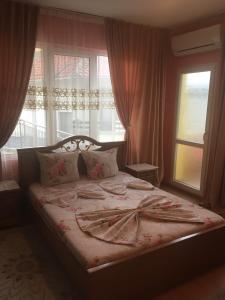 ソゾポルにあるGuest House Hristinaのベッドルーム1室(大型ベッド1台、窓付)