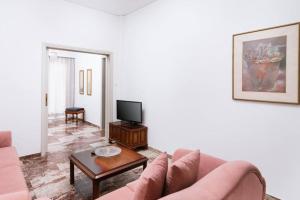 Televízia a/alebo spoločenská miestnosť v ubytovaní Aleksandra Heraklion city center