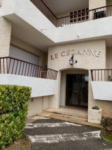 un edificio con un cartello che recita le geneva di RESIDENCE CEZANNE a Gréoux-les-Bains