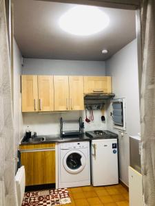 una cucina con lavatrice e lavatrice di RESIDENCE CEZANNE a Gréoux-les-Bains