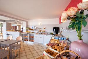 una cocina con una mesa y un jarrón con flores en Hotel Kalliste en Porto Ota