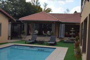 una casa con piscina en un patio en Lakeview Boutique Hotel & Conference Center, en Benoni
