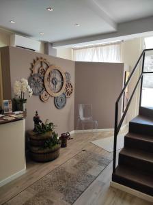 Sala de estar con escalera y placas en la pared en Le vigne sull’Adda en Bottanuco