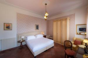 Postel nebo postele na pokoji v ubytování Villa Scacciapensieri Boutique Hotel