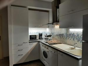 Kuchyň nebo kuchyňský kout v ubytování Cosy, sea view apartment Porat