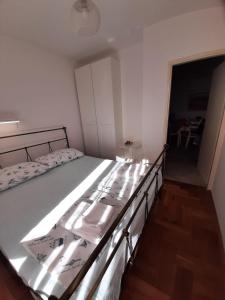 Postel nebo postele na pokoji v ubytování Cosy, sea view apartment Porat