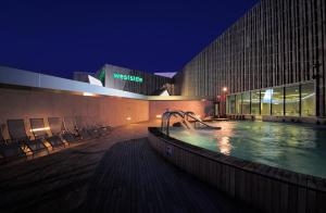 Bazén v ubytování Holiday Inn Bern Westside by IHG nebo v jeho okolí