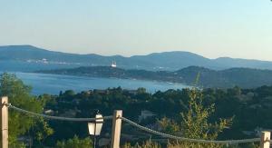 Saint-Peïre-sur-Mer的住宿－Villa Marcelline Belle vue mer Golfe de Saint Tropez，绳子水体景