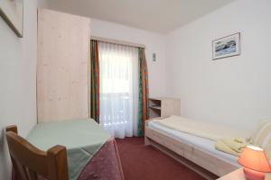 A bed or beds in a room at Landhaus Alpenrose - Feriendomizile Pichler