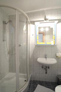 A bathroom at Landhaus Alpenrose - Feriendomizile Pichler