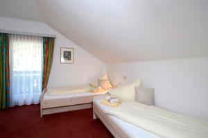 A bed or beds in a room at Landhaus Alpenrose - Feriendomizile Pichler