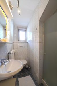 A bathroom at Landhaus Alpenrose - Feriendomizile Pichler