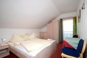 A bed or beds in a room at Landhaus Alpenrose - Feriendomizile Pichler