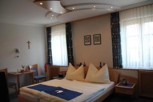 A bed or beds in a room at Haus Regina