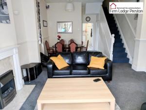4 Bedroom House at Fern Lodge Preston Serviced Accommodation - Free WiFi & Parking
