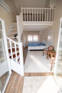 ein Schlafzimmer mit einem Etagenbett und einer Treppe in der Unterkunft Art Magánszálláshely in Debrecen