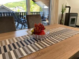 eine Schale mit Obst auf einem Tisch in der Unterkunft Ferienwohnung Frieda mit überdachtem Balkon in Winterberg