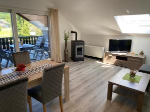 TV a/nebo společenská místnost v ubytování Ferienwohnung Frieda mit überdachtem Balkon