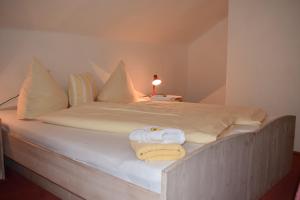A bed or beds in a room at Landhaus Alpenrose - Feriendomizile Pichler