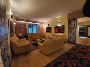 duży salon z dwoma kanapami i stołem w obiekcie Bio Agriturismo Valle dei Calanchi w mieście Castiglione in Teverina