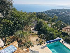 a villa with a swimming pool and the ocean at Villa Marcelline - Les Issambres Belle vue mer Golfe de Saint Tropez in Les Issambres