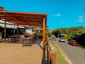 eine Terrasse mit Tischen und Stühlen und ein Restaurant in der Unterkunft Pousada Solar de Búzios in Búzios
