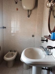クロトーネにあるAppartamento vicino mareのバスルーム(洗面台、トイレ付)