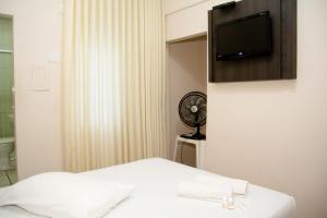 a room with a bed and a flat screen tv at Hotel GMatos Belo Horizonte - Próximo a Rodoviária e Mercados Turísticos in Belo Horizonte