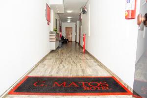 a hallway with a c matos hotel rug on the floor at Hotel GMatos Belo Horizonte - By UP Hotel in Belo Horizonte
