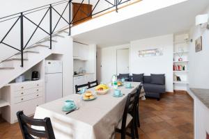 - une cuisine et une salle à manger avec une table et des chaises dans l'établissement Tenuta Capizucchi, à Rome