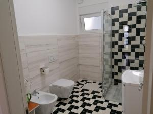 een badkamer met toilet, wastafel en douche bij K&M Apartment in Opatija +35 foto's