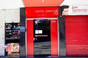 Hotel GMatos Belo Horizonte - By UP Hotel في بيلو هوريزونتي: محل فيه باب احمر وصيدلية الفندق