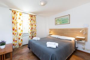1 dormitorio con 1 cama con 2 toallas en Tenuta Capizucchi en Roma