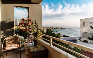 een balkon met uitzicht op de oceaan bij Clifton Studio in Kaapstad