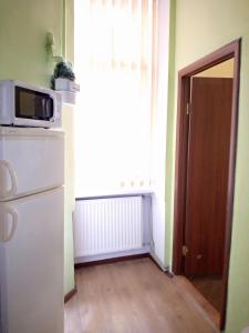 een keuken met een magnetron en een koelkast bij 1ком апартаменты,парковка,улХорватская in Lviv